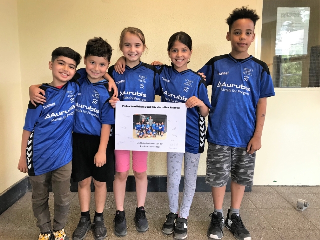 Trikot Gruppenbild Kinder Schule auf der Veddel_Quelle Aurubis